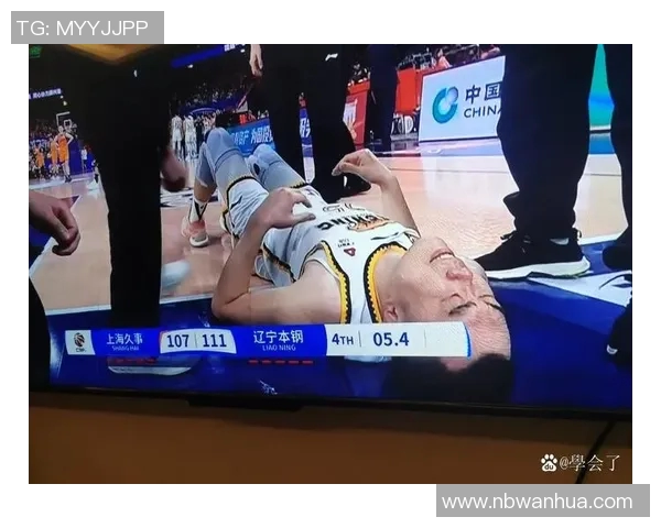 球星在激烈比赛中受伤倒地 医护人员紧急救治全程曝光 球星在激烈比赛中受伤倒地 医护人员紧急救治全程曝光